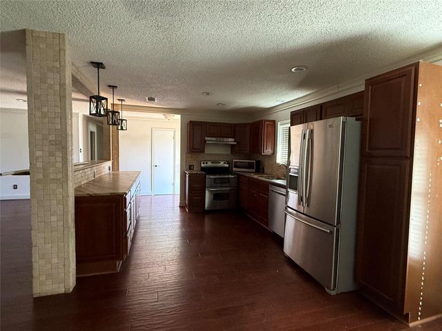 214 meadowlakes DR, Meadowlakes, TX 78654