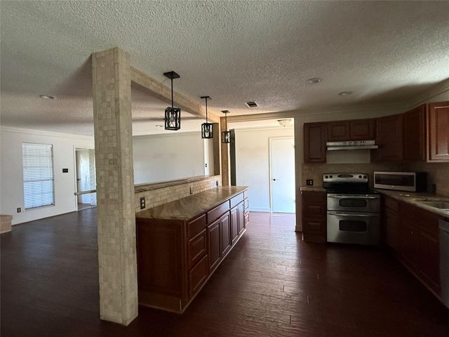 214 meadowlakes DR, Meadowlakes, TX 78654