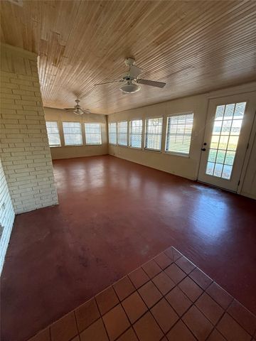 214 meadowlakes DR, Meadowlakes, TX 78654