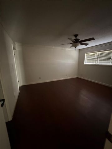 214 meadowlakes DR, Meadowlakes, TX 78654