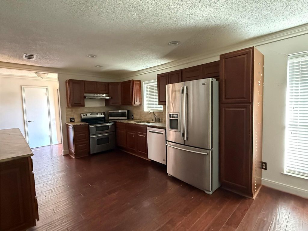 214 meadowlakes DR, Meadowlakes, TX 78654