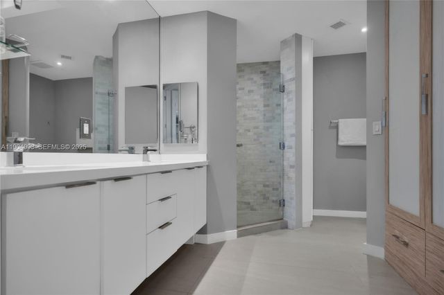 100 S Pointe Dr 909, Miami Beach, FL 33139