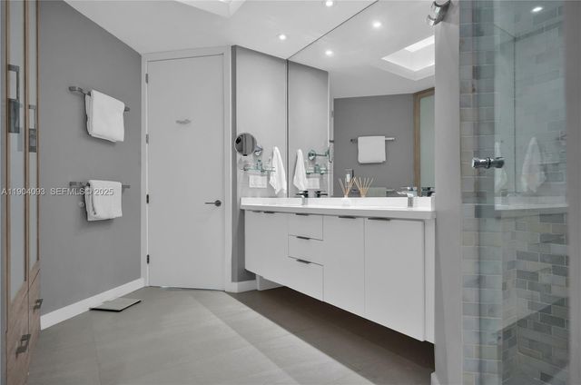 100 S Pointe Dr 909, Miami Beach, FL 33139