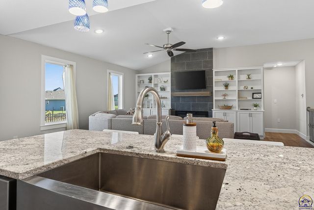 7700 SW 24th TER, Topeka, KS 66614