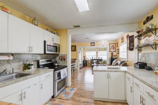 1911 NW 52nd St, Miami, FL 33142