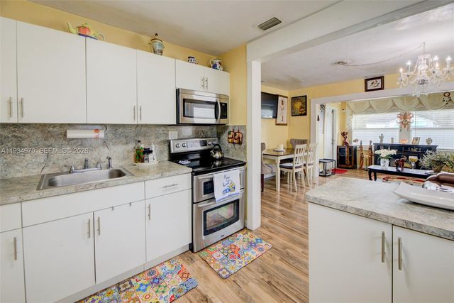 1911 NW 52nd St, Miami, FL 33142