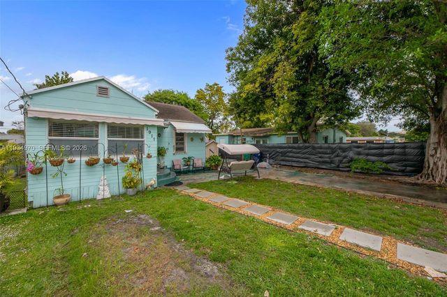 1911 NW 52nd St, Miami, FL 33142