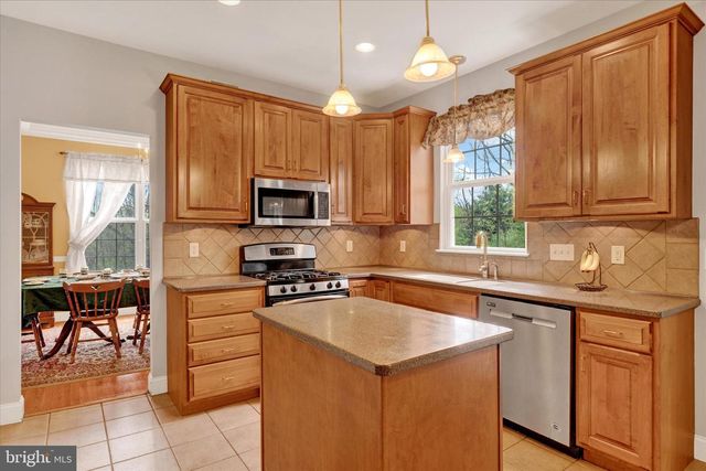 4 KERRYN DR, Robesonia, PA 19551