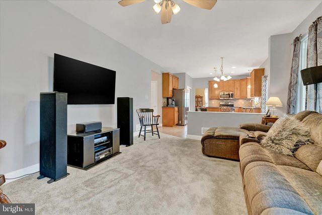 4 KERRYN DR, Robesonia, PA 19551