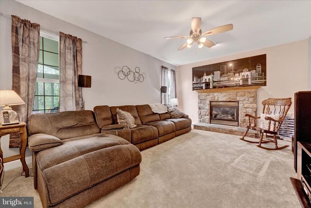 4 KERRYN DR, Robesonia, PA 19551