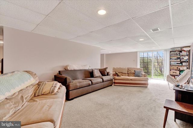4 KERRYN DR, Robesonia, PA 19551