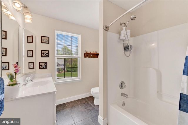 4 KERRYN DR, Robesonia, PA 19551