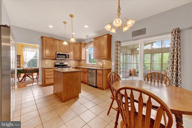 4 KERRYN DR, Robesonia, PA 19551