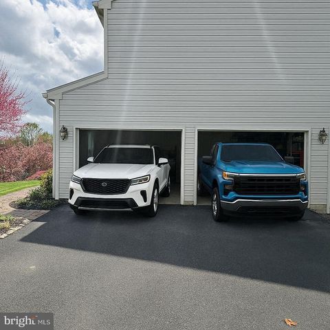 4 KERRYN DR, Robesonia, PA 19551