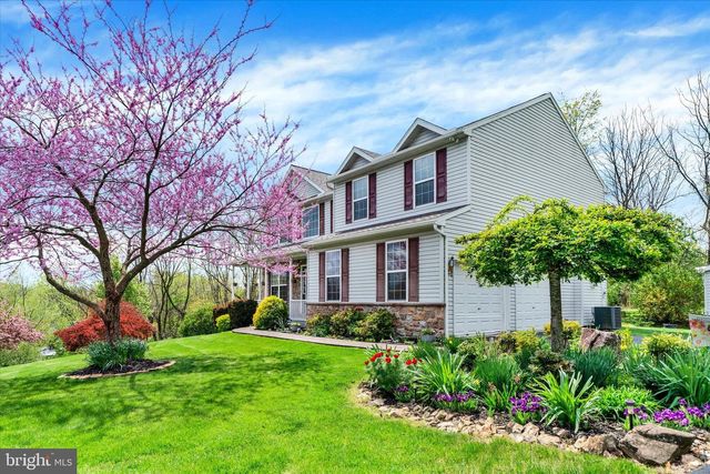 4 KERRYN DR, Robesonia, PA 19551