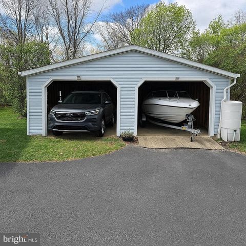 4 KERRYN DR, Robesonia, PA 19551