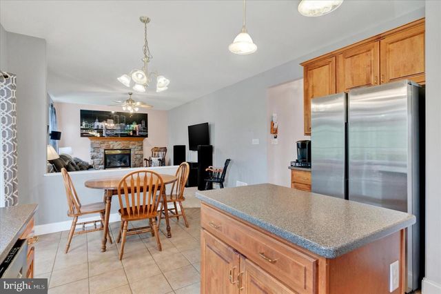 4 KERRYN DR, Robesonia, PA 19551