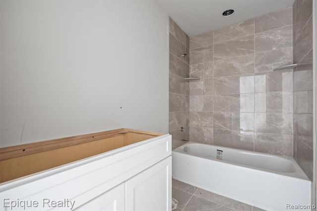 3316 Cornerstone Drive 3, Lake Orion, MI 48360