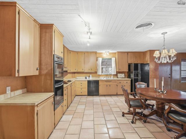 115 W COMMERCE STREET, Henrietta, TX 76365