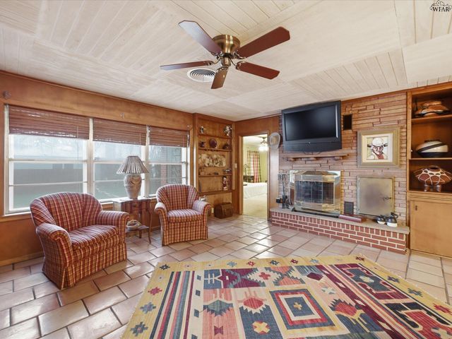 115 W COMMERCE STREET, Henrietta, TX 76365