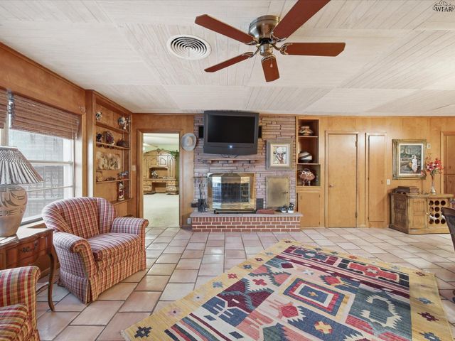 115 W COMMERCE STREET, Henrietta, TX 76365