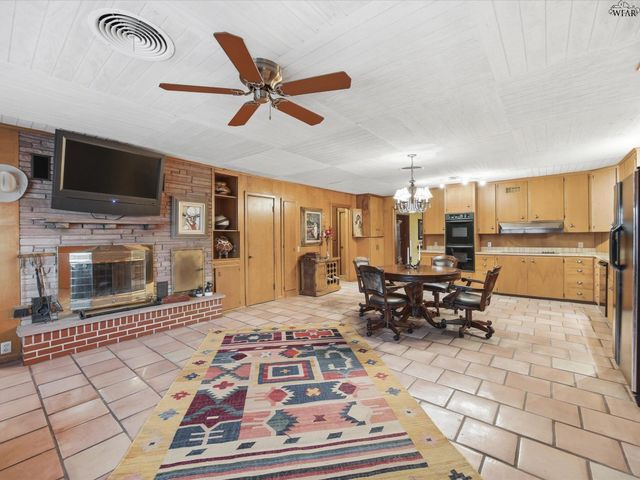 115 W COMMERCE STREET, Henrietta, TX 76365