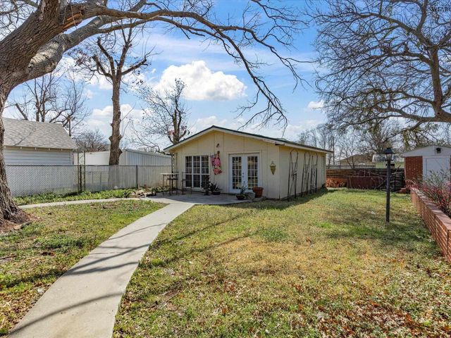 115 W COMMERCE STREET, Henrietta, TX 76365