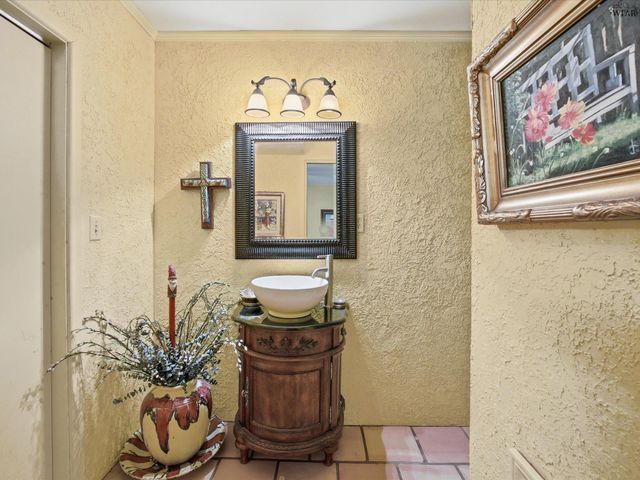 115 W COMMERCE STREET, Henrietta, TX 76365