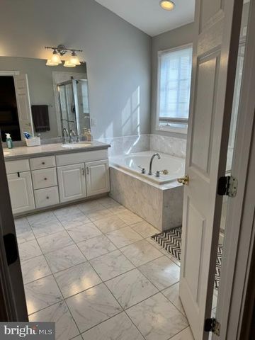 2304 SAWTOOTH OAK CT, Vienna, VA 22182