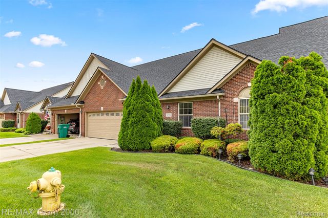 20701 Doves Pointe Drive, Brownstown Charter Township, MI 48174