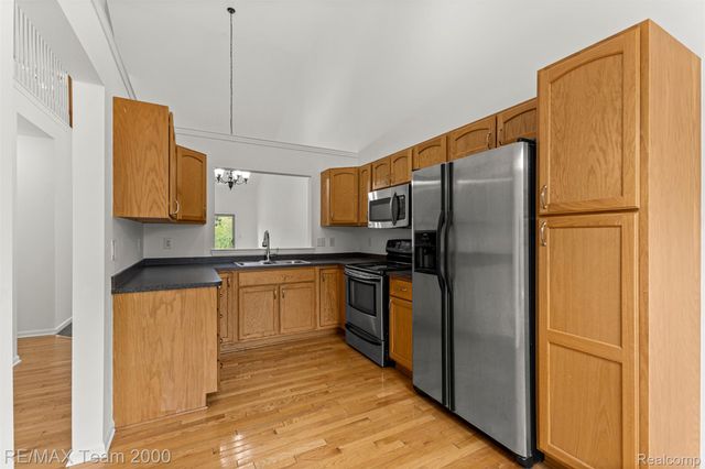 20701 Doves Pointe Drive, Brownstown Charter Township, MI 48174