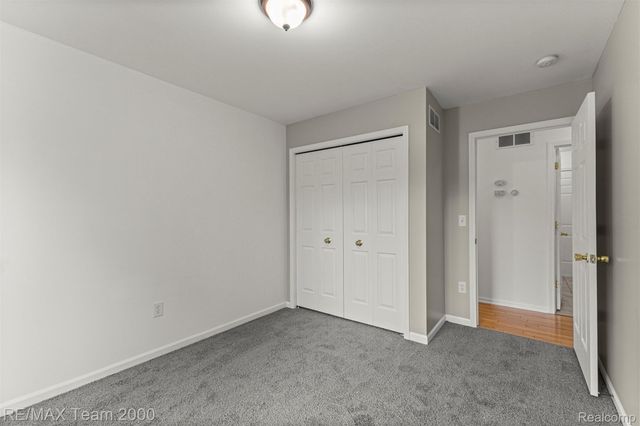 20701 Doves Pointe Drive, Brownstown Charter Township, MI 48174