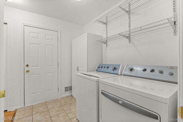 20701 Doves Pointe Drive, Brownstown Charter Township, MI 48174