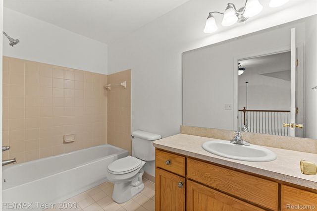 20701 Doves Pointe Drive, Brownstown Charter Township, MI 48174