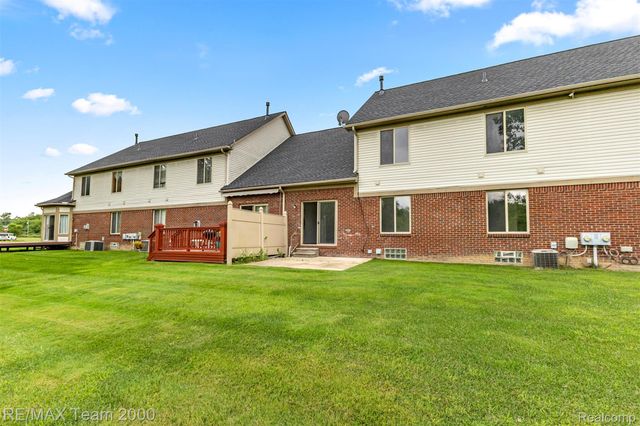 20701 Doves Pointe Drive, Brownstown Charter Township, MI 48174