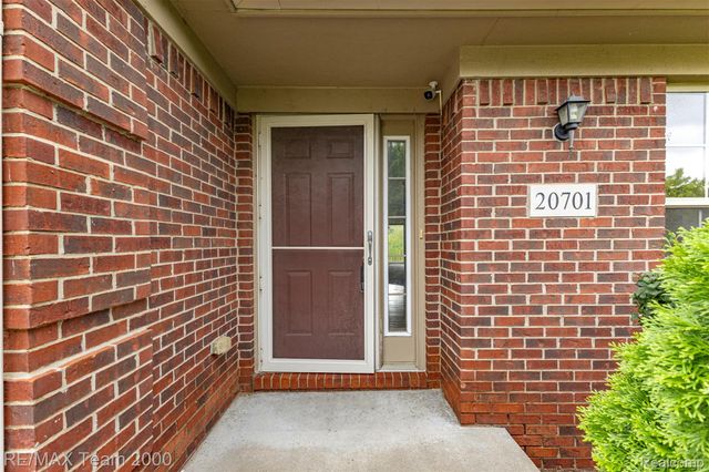20701 Doves Pointe Drive, Brownstown Charter Township, MI 48174