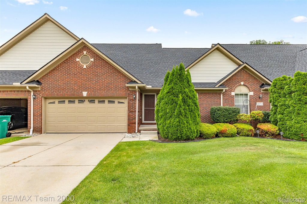 20701 Doves Pointe Drive, Brownstown Charter Township, MI 48174