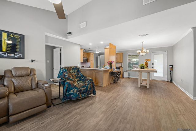 18526 White Oak Dr, Prairieville, LA 70769