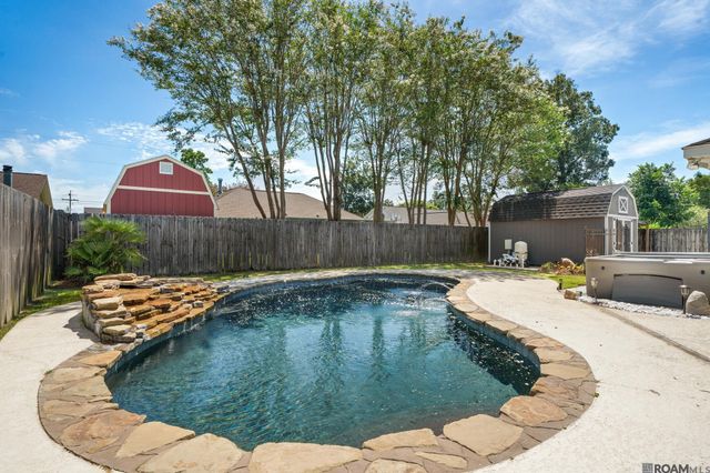 18526 White Oak Dr, Prairieville, LA 70769