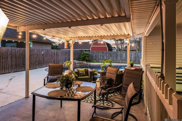 18526 White Oak Dr, Prairieville, LA 70769