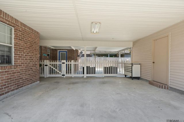 18526 White Oak Dr, Prairieville, LA 70769