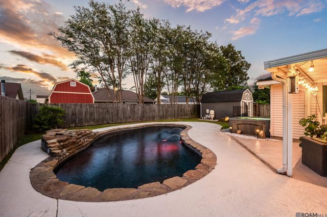 18526 White Oak Dr, Prairieville, LA 70769