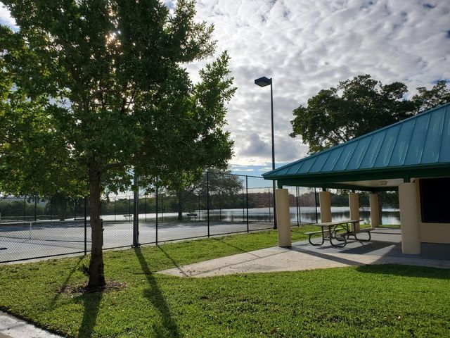 120 Royal Park Dr B4, Oakland Park, FL 33309