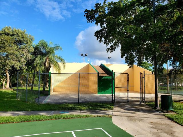 120 Royal Park Dr B4, Oakland Park, FL 33309