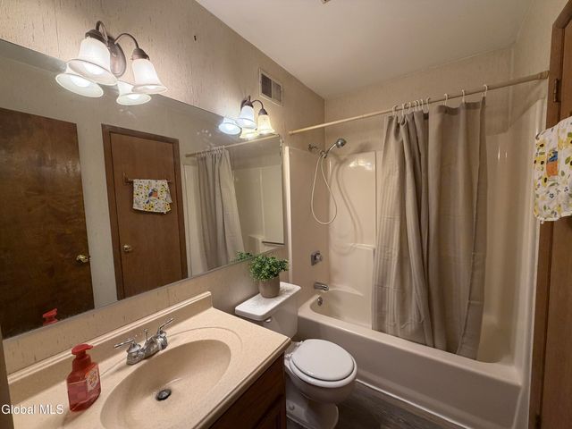 20 Green Meadow Drive, Clifton Park, NY 12065