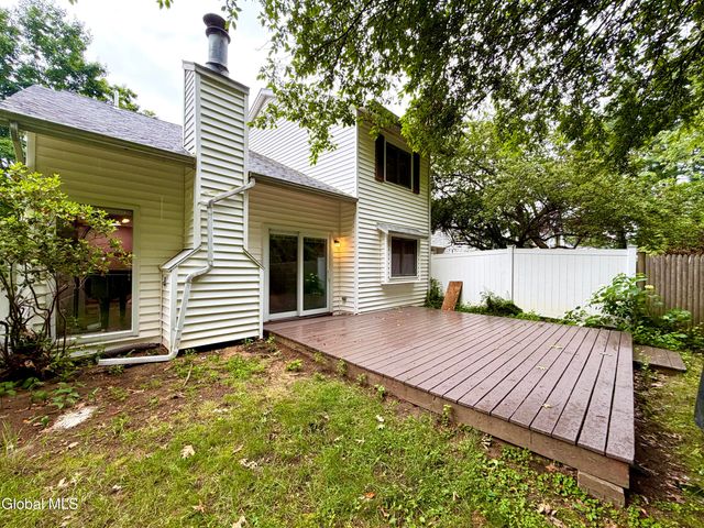 20 Green Meadow Drive, Clifton Park, NY 12065