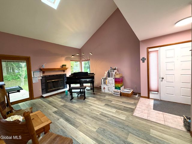 20 Green Meadow Drive, Clifton Park, NY 12065
