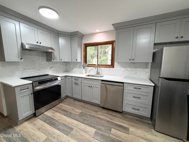 20 Green Meadow Drive, Clifton Park, NY 12065