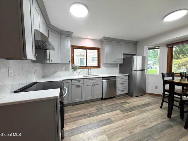 20 Green Meadow Drive, Clifton Park, NY 12065