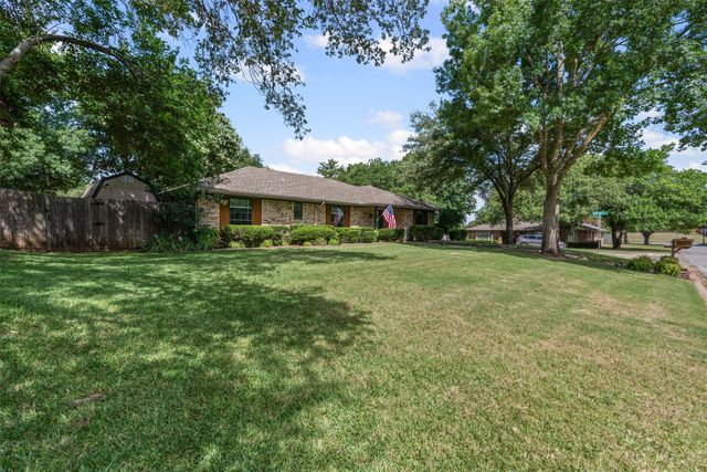 400 Meadow View Drive, Cleburne, TX 76033